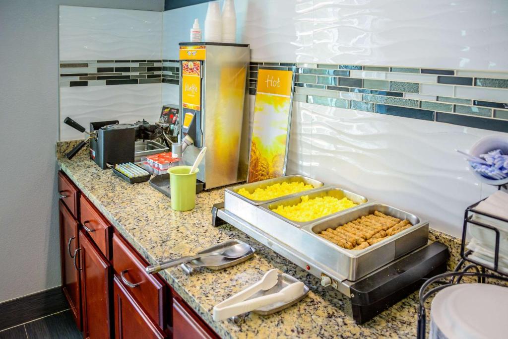 Quality Inn Merrimack - Nashua - image 5