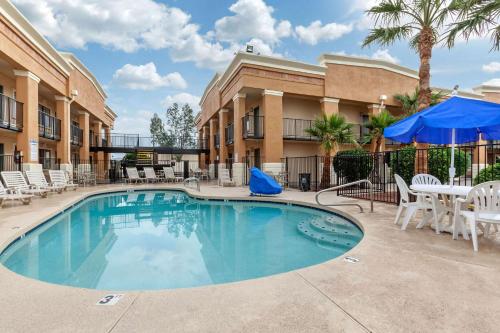 Quality Inn & Suites near Downtown Mesa - image 3