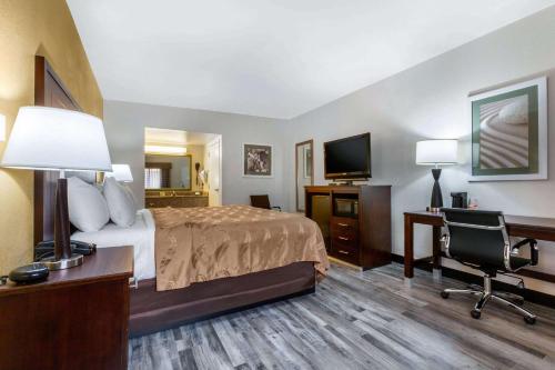 Quality Inn & Suites near Downtown Mesa - image 4