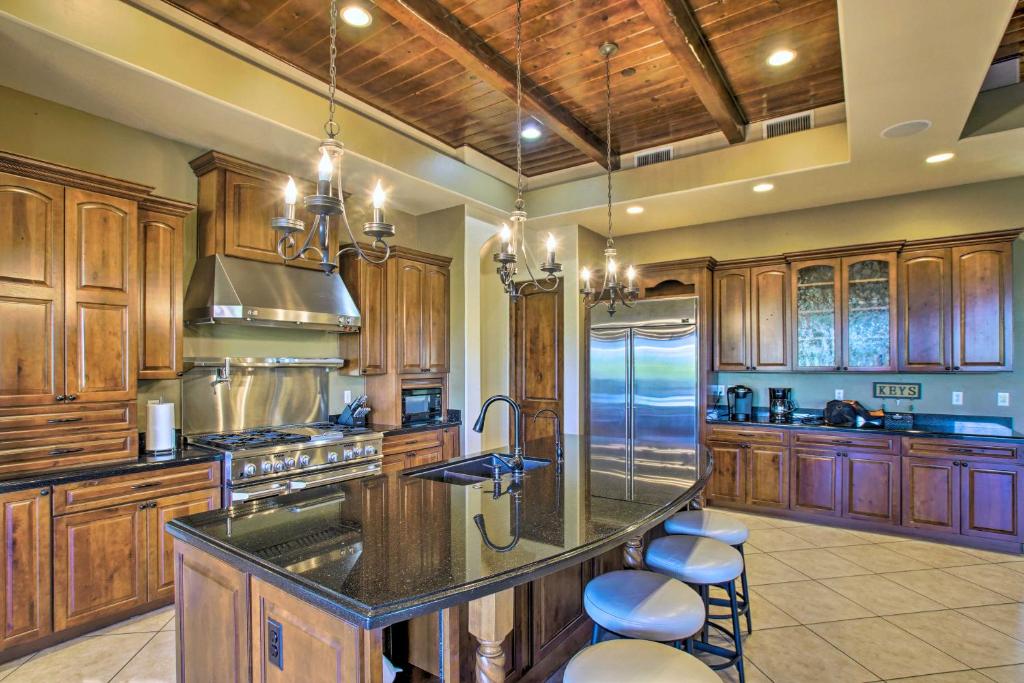 Gorgeous Mesa Vacation Home with Mountain Views - image 7