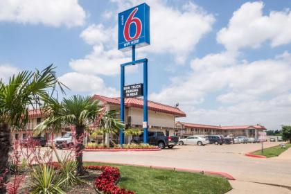Motel 6-Mesquite TX - Rodeo - Convention Ctr - image 1