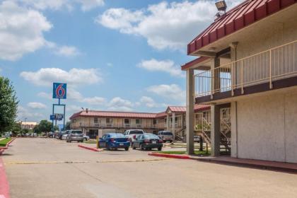 Motel 6-Mesquite TX - Rodeo - Convention Ctr - image 6