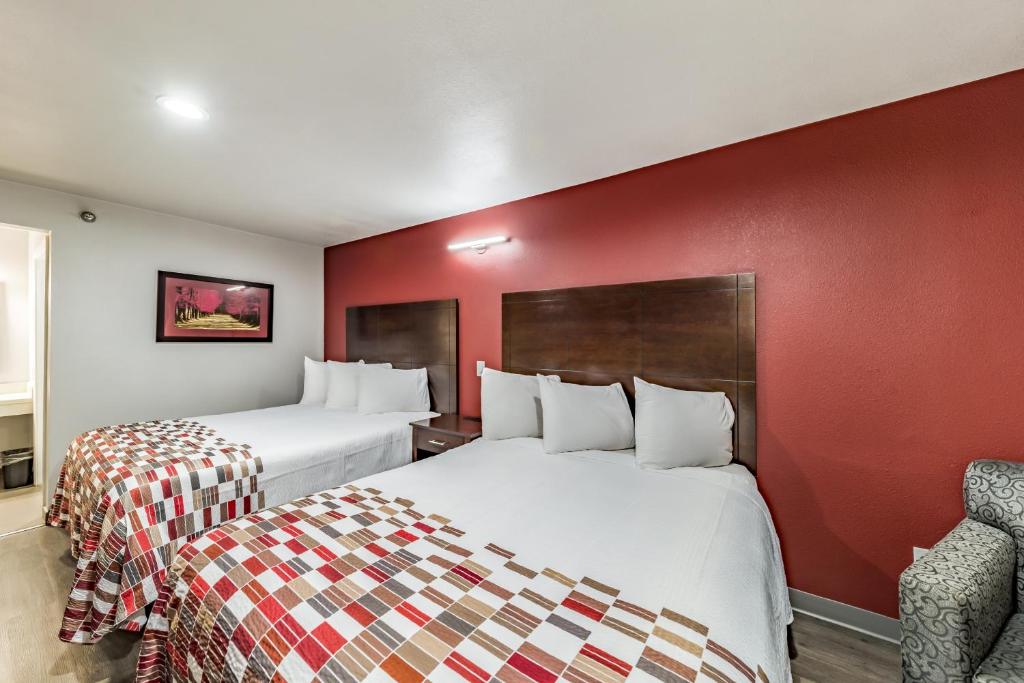 Red Roof Inn Dallas - Mesquite - image 4
