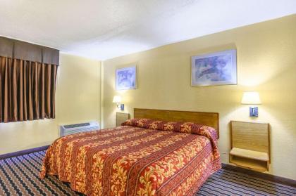 Rodeway Inn - image 11