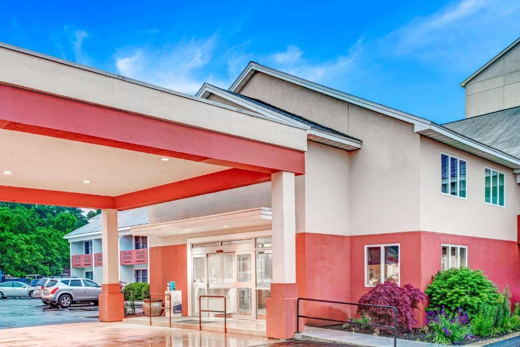 Days Hotel & Conference Center by Wyndham Methuen MA - main image