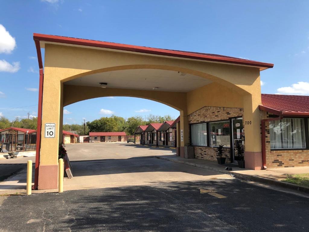 Kings Inn Mexia - main image