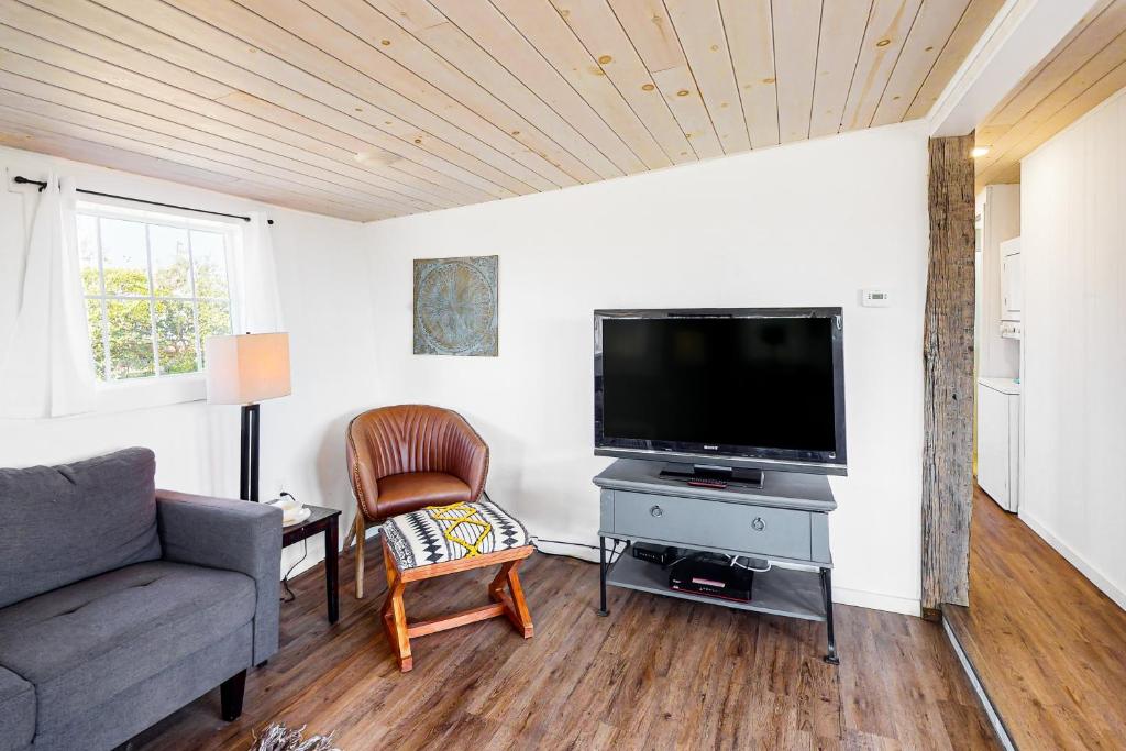 3rd Street Beach Retreat - image 3