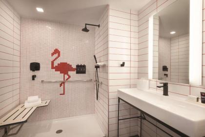 Radisson RED Miami Airport - image 15