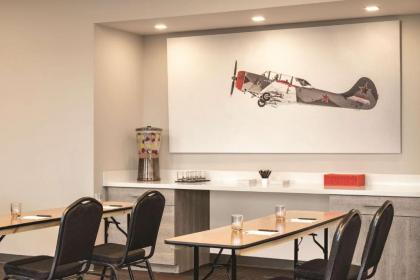 Radisson RED Miami Airport - image 17