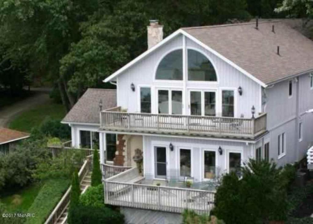 Endless Summer - Large Home with views of the lake Sleeps 16 plus Hot Tub - main image