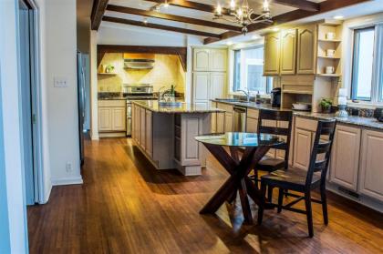 Endless Summer - Large Home with views of the lake Sleeps 16 plus Hot Tub - image 13