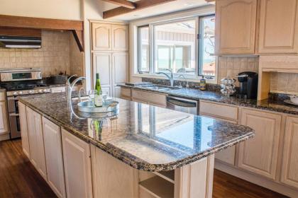 Endless Summer - Large Home with views of the lake Sleeps 16 plus Hot Tub - image 14
