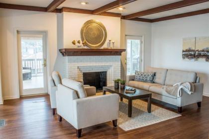 Endless Summer - Large Home with views of the lake Sleeps 16 plus Hot Tub - image 2