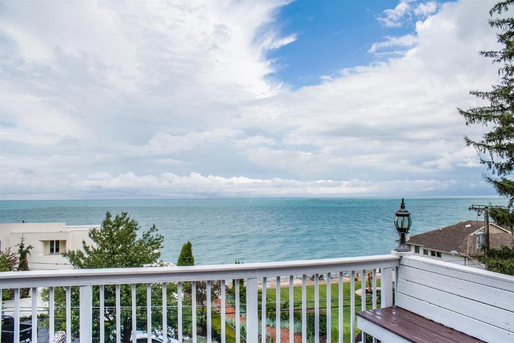 Endless Summer - Large Home with views of the lake Sleeps 16 plus Hot Tub - image 3
