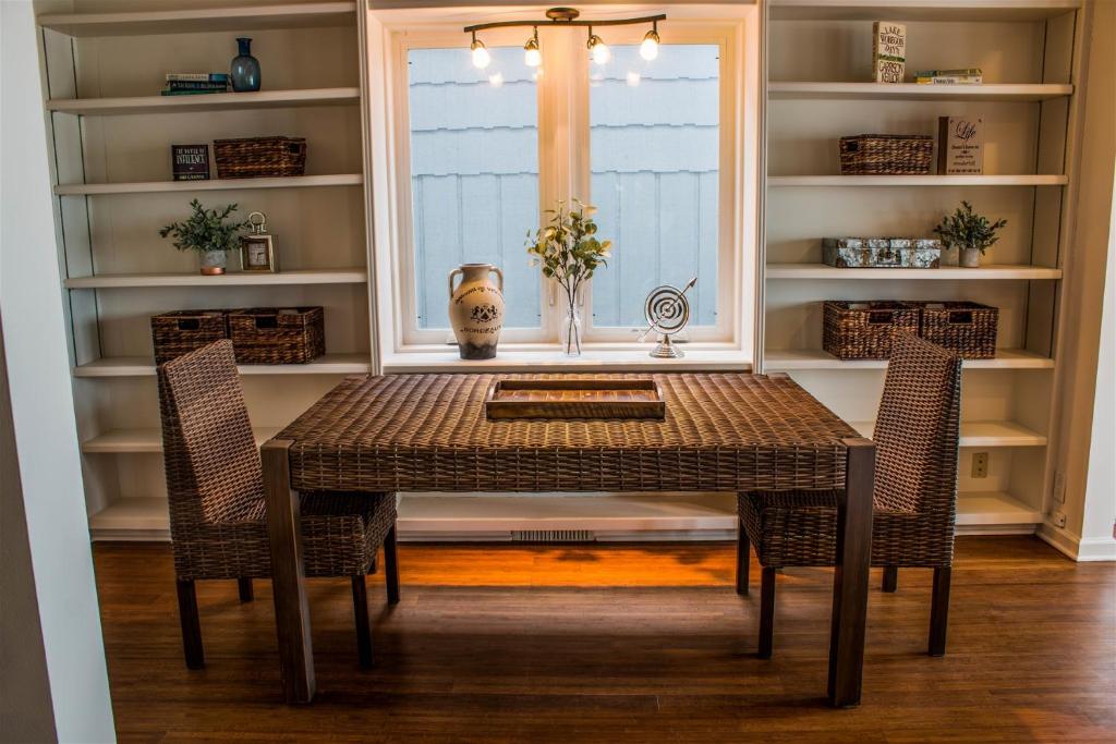 Endless Summer - Large Home with views of the lake Sleeps 16 plus Hot Tub - image 4