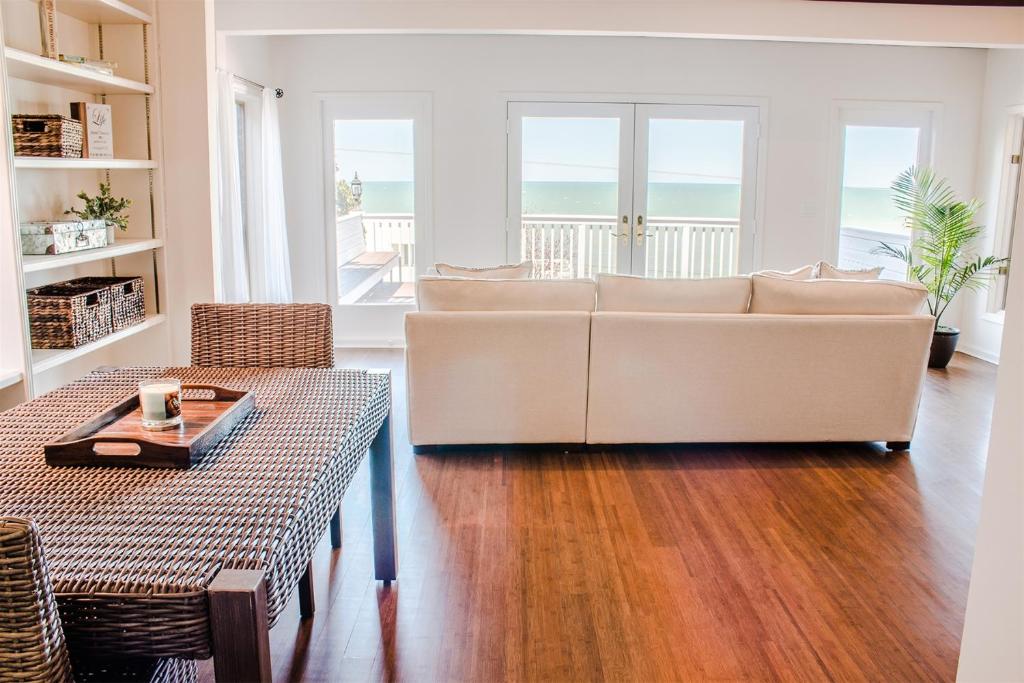 Endless Summer - Large Home with views of the lake Sleeps 16 plus Hot Tub - image 5
