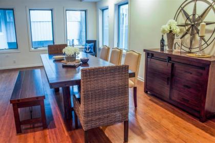 Endless Summer - Large Home with views of the lake Sleeps 16 plus Hot Tub - image 7