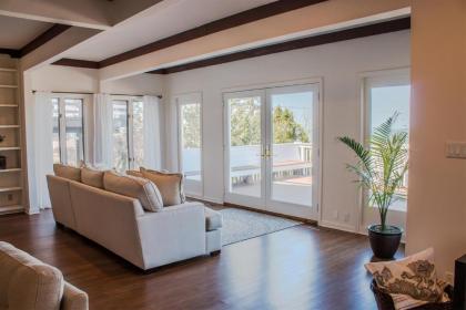 Endless Summer - Large Home with views of the lake Sleeps 16 plus Hot Tub - image 8