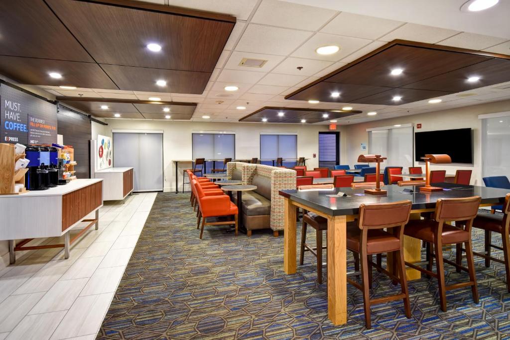 Holiday Inn Express Newport North - Middletown an IHG Hotel - main image