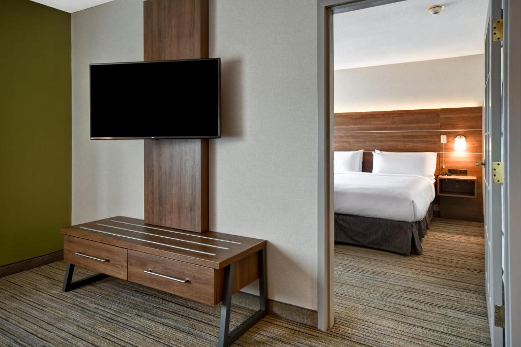 Holiday Inn Express Newport North - Middletown an IHG Hotel - image 2