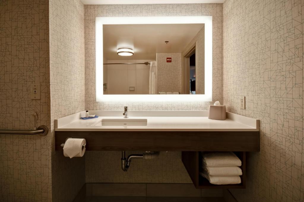 Holiday Inn Express Newport North - Middletown an IHG Hotel - image 4