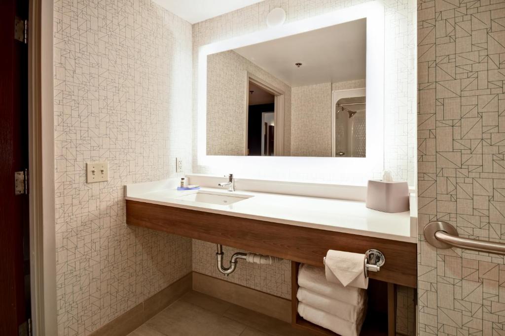 Holiday Inn Express Newport North - Middletown an IHG Hotel - image 7