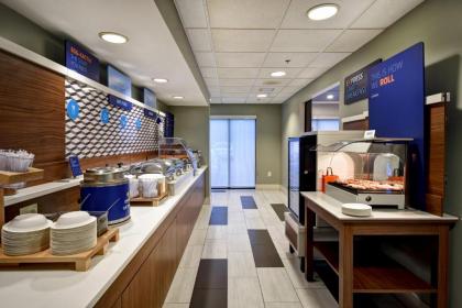 Holiday Inn Express Newport North - Middletown an IHG Hotel - image 9