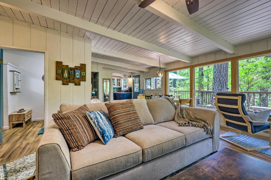 Modern Mountain Cabin by Wineries and Hiking Trails! - image 2