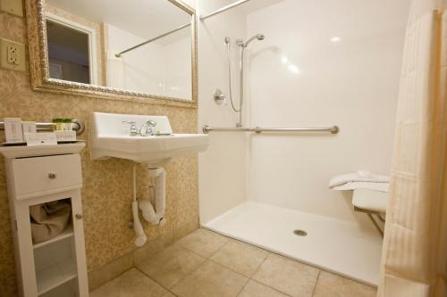 DoubleTree by Hilton Midland Plaza - image 3