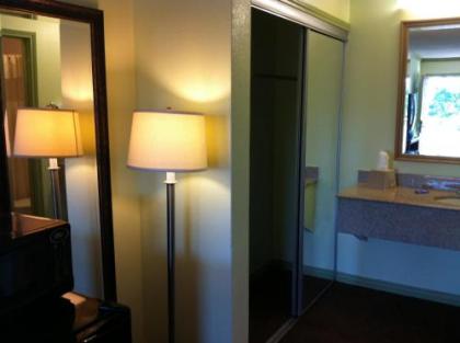 Victorian Inn Midland - image 5