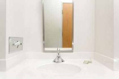 Super 8 by Wyndham Pride Midvale/Midvalley/Salt Lake City - image 7