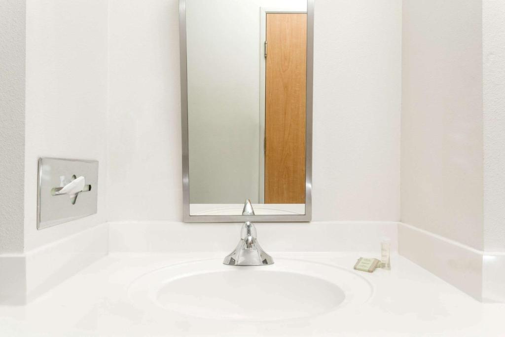 Super 8 by Wyndham Pride Midvale/Midvalley/Salt Lake City - image 7