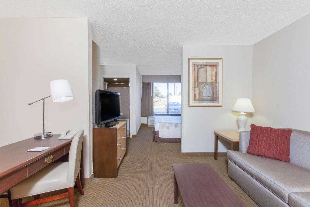 Hawthorn Suites Midwest City - image 3