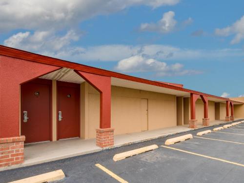 Travelers Inn Midwest City - image 4