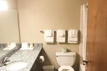 Econo Lodge - image 10