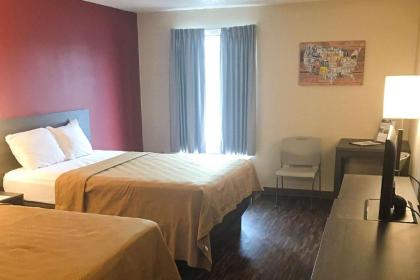 Econo Lodge - image 11