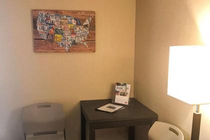 Econo Lodge - image 12