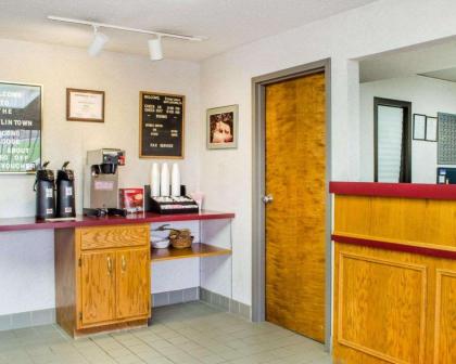 Econo Lodge - image 15