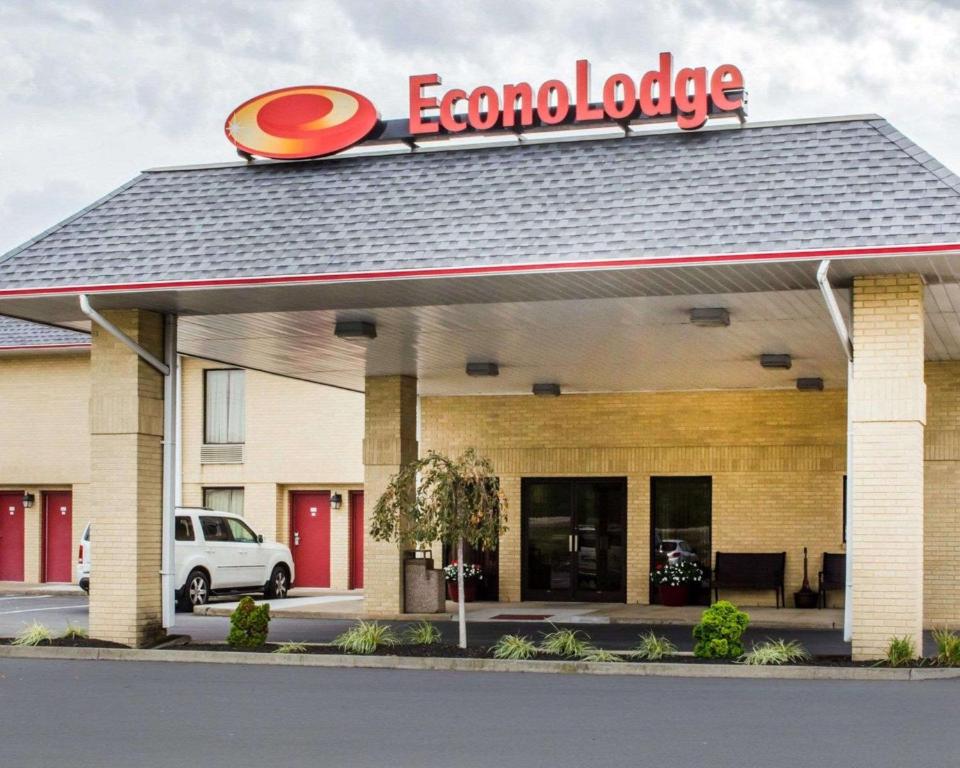Econo Lodge - image 6
