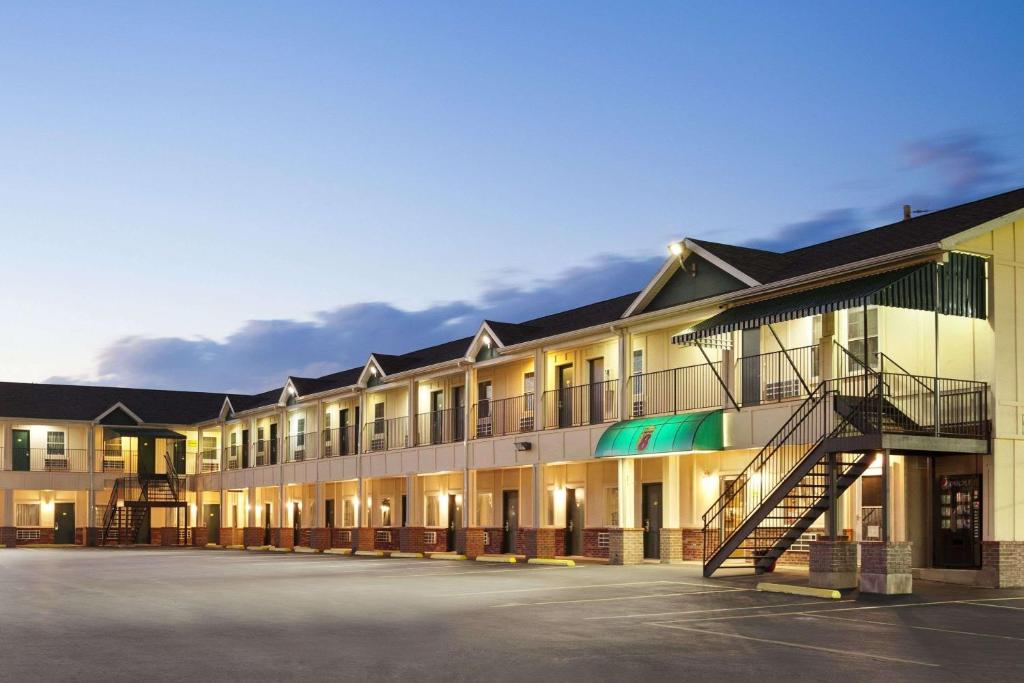 Super 8 by Wyndham Mifflinville Near Bloomsburg - main image