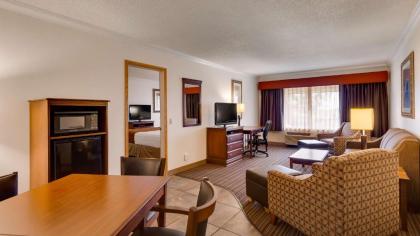 Best Western War Bonnet Inn - image 9