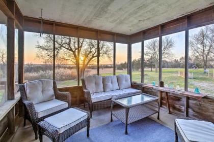 Secluded milford Lake Home with Screened Porch Deck