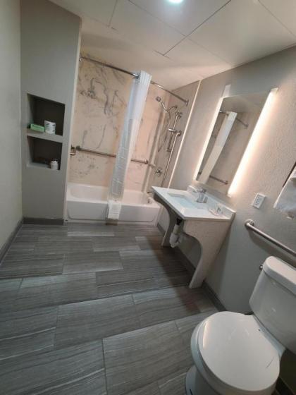 Comfort Inn - image 10