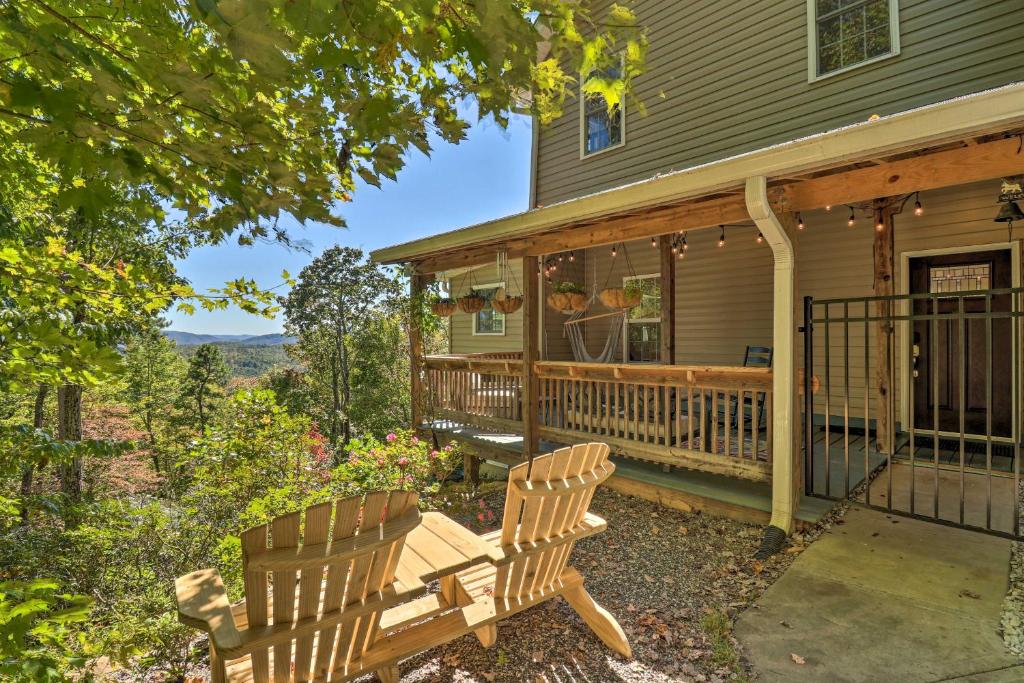 Mills River Forest Home Deck and Mountain View - main image