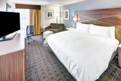DoubleTree by Hilton Milwaukee Downtown - image 2