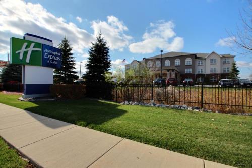 Holiday Inn Express Hotel & Suites Milwaukee Airport an IHG Hotel - main image