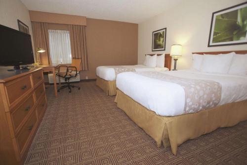 La Quinta Inn by Wyndham Milwaukee Glendale Hampton Ave - main image