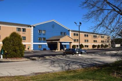 La Quinta Inn by Wyndham Milwaukee Glendale Hampton Ave - image 3