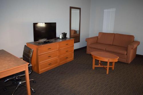 La Quinta Inn by Wyndham Milwaukee Glendale Hampton Ave - image 5