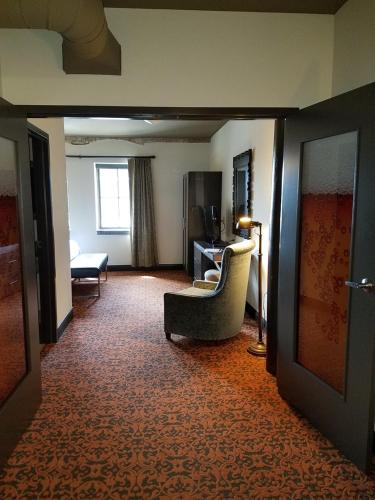 Brewhouse Inn and Suites - image 4